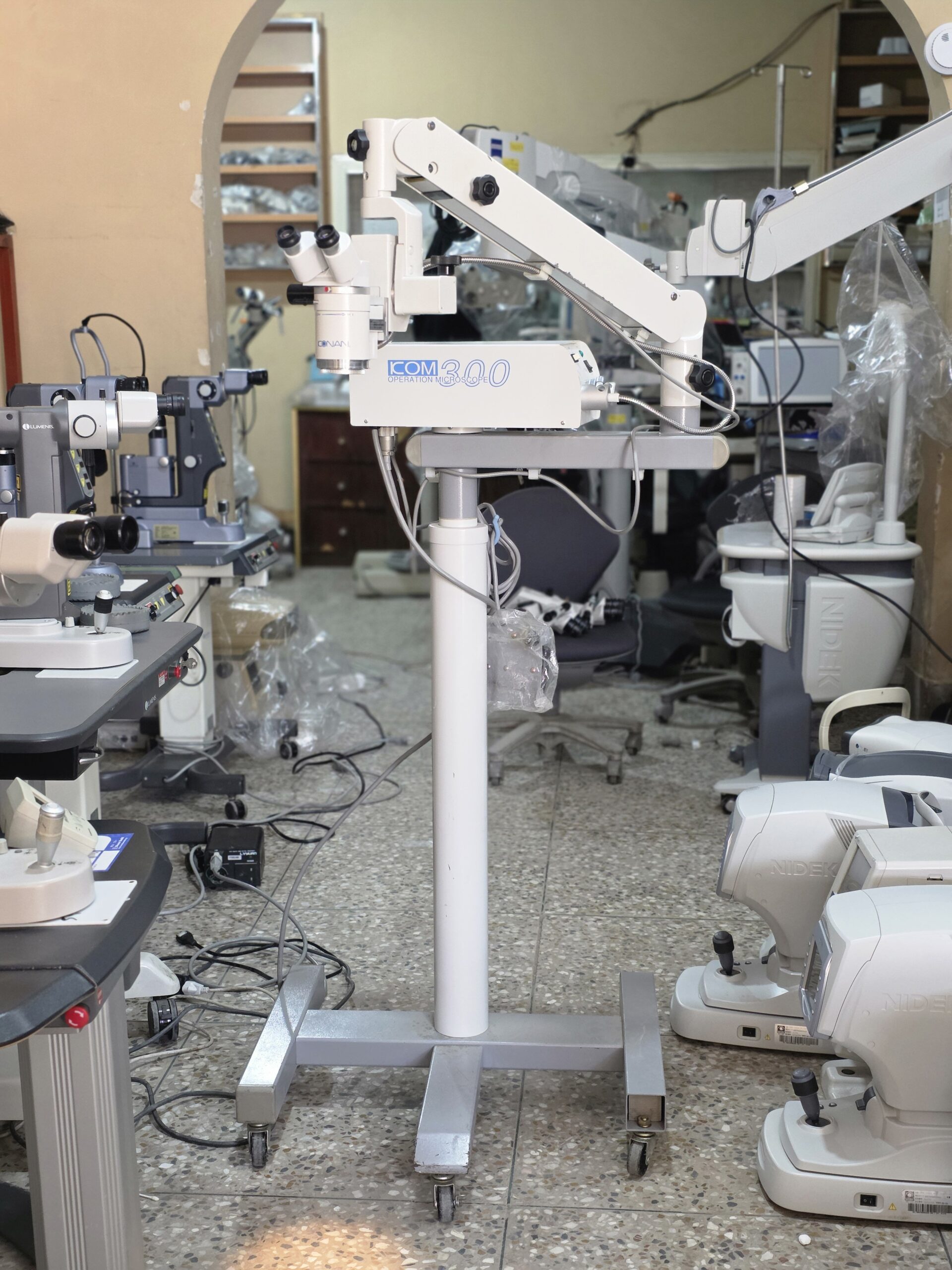 Konan KOM-300 Surgical Microscope