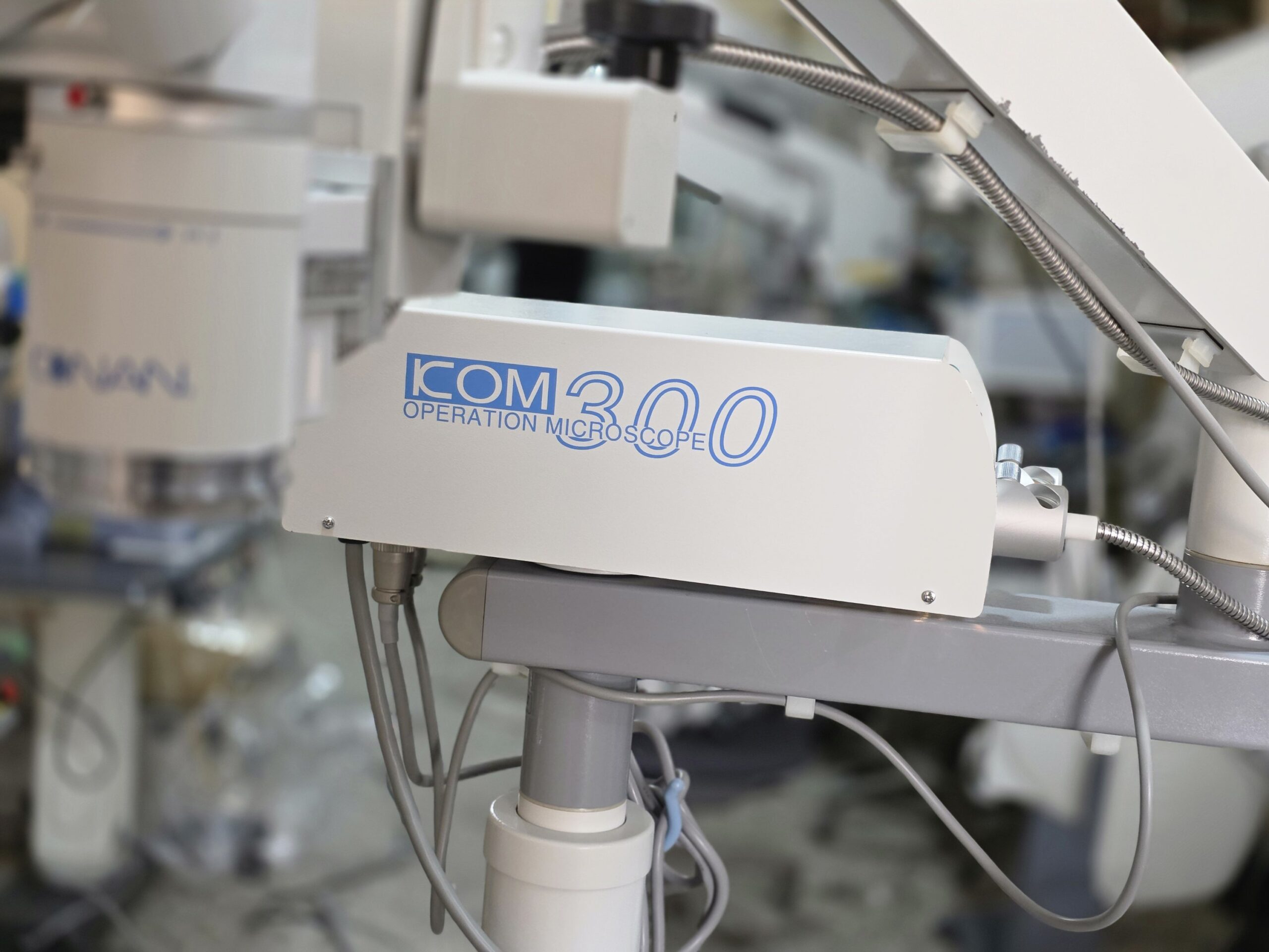 Konan KOM-300 Surgical Microscope - Image 3