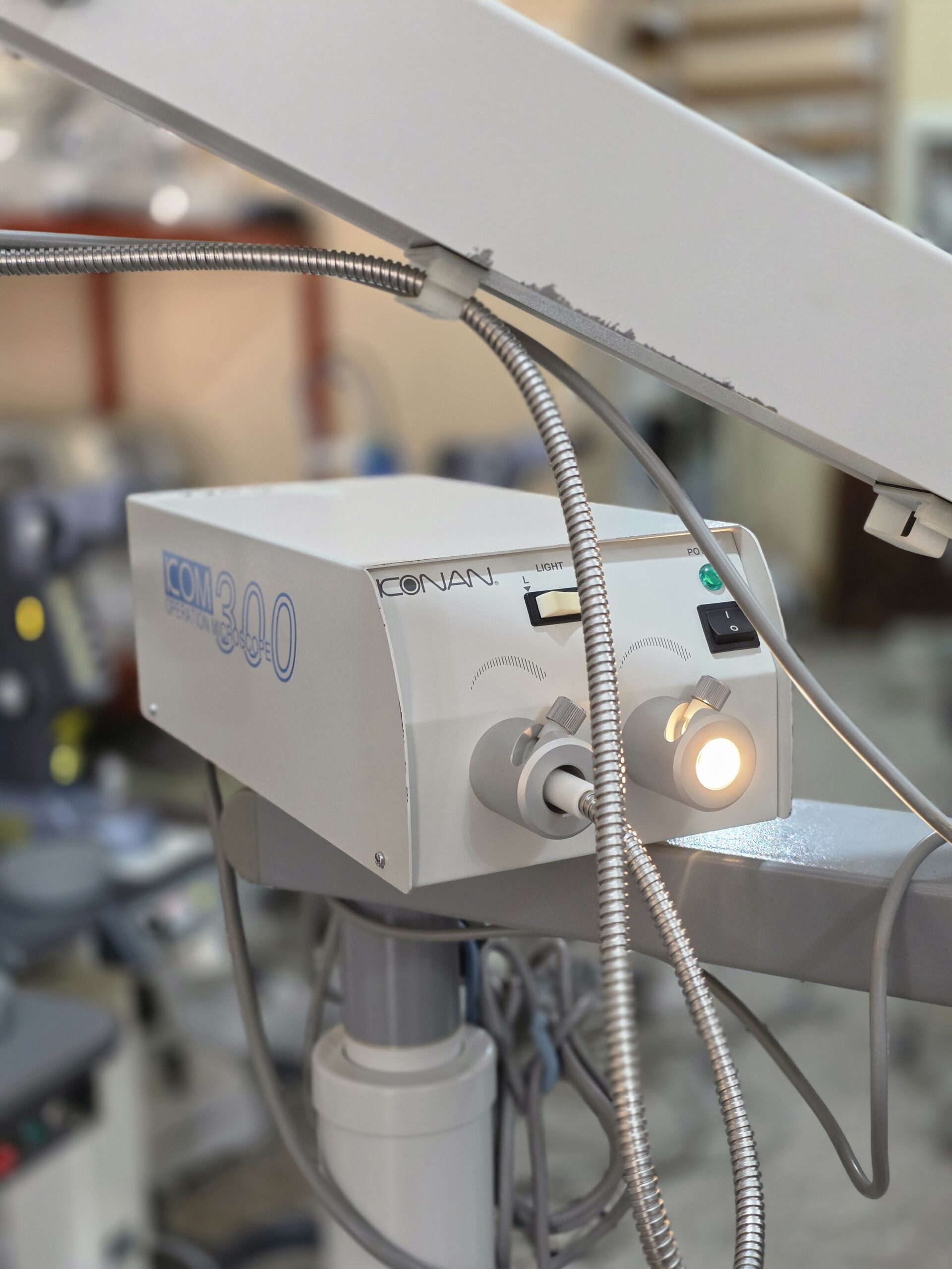 Konan KOM-300 Surgical Microscope - Image 4